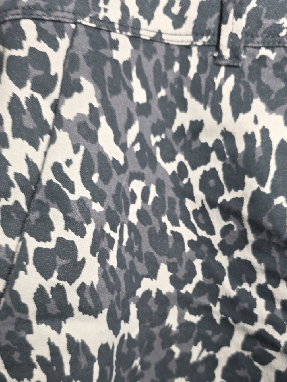 Isaac Mizrahi NY Leopard Print Shorts Size 16 Black Gray - Picture 6 of 8